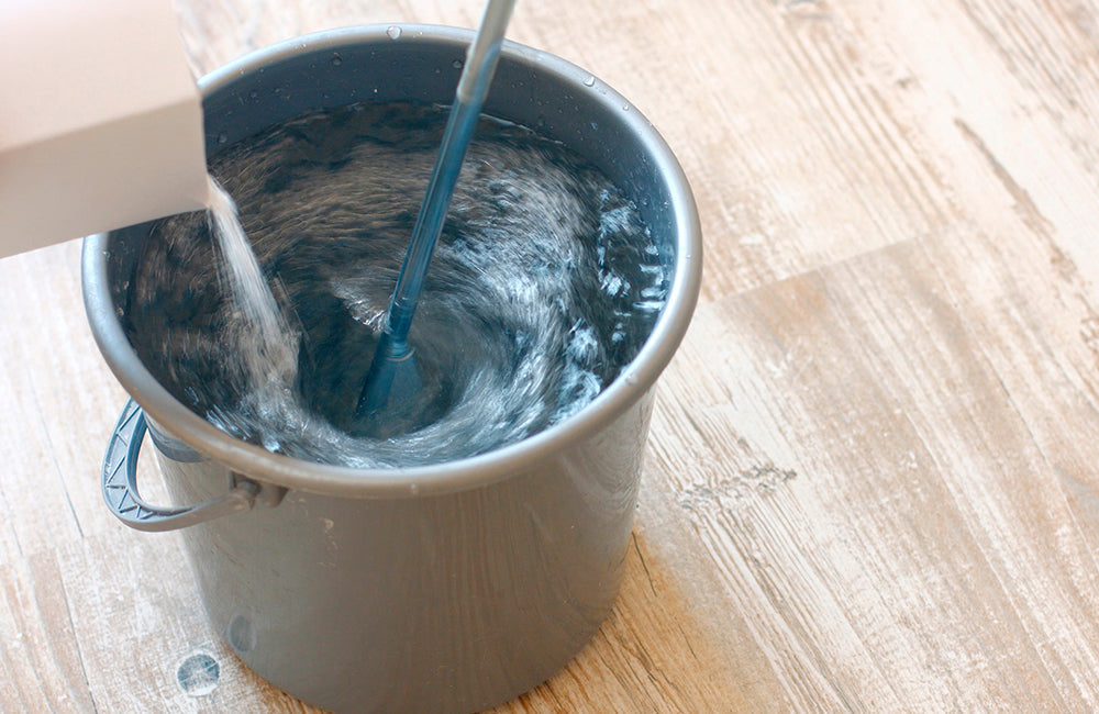 Mischen des Tapetenklebers mit Wasser
