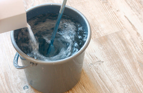 Mischen des Tapetenklebers mit Wasser